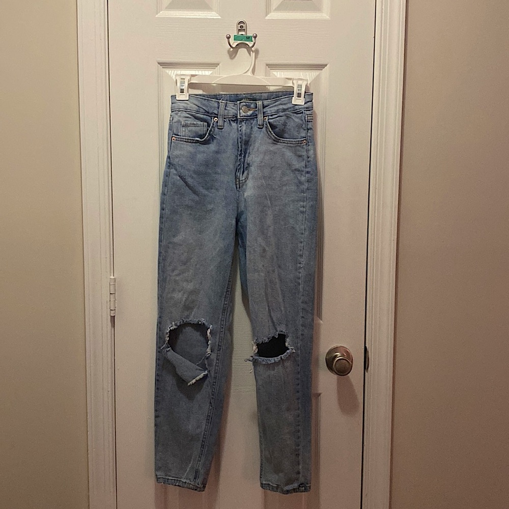 Wild Fable Ripped Jeans! Size 0. Cute for anyone!! Jeans around knee section!